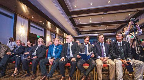 El presidente y varios de sus ministros en la presentación del documento de la Confederación de Cámaras Empresariales. Foto: Thot Comunicación influyente