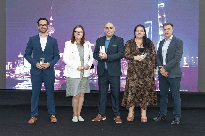 Director comercial de HONOR Uruguay Pablo Patrone, presidenta de Antel Annabela Suburú, director de Relaciones Públicas de HONOR Latam David Moheno, gerenta de Marketing de HONOR Uruguay Jazmín Núñez y José Carlos López, gerente de Marketing de Antel