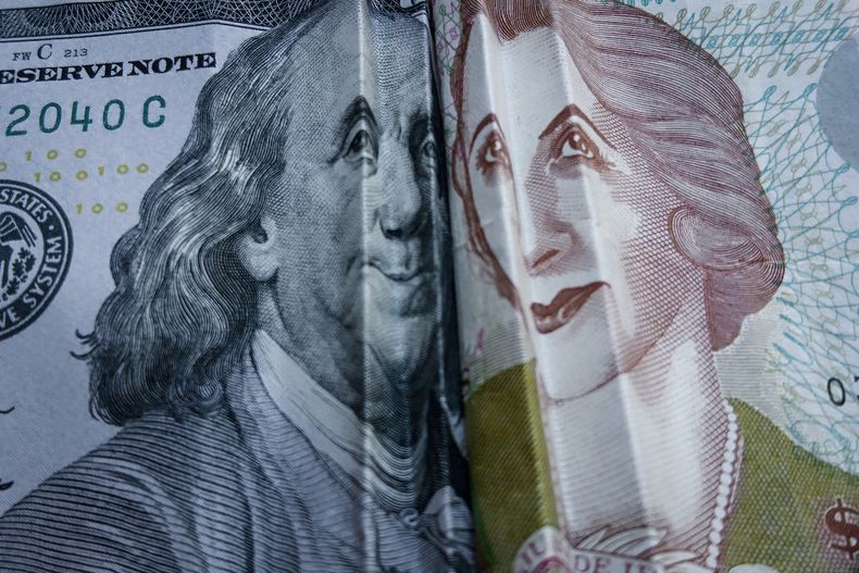 Billetes de dólar y peso.