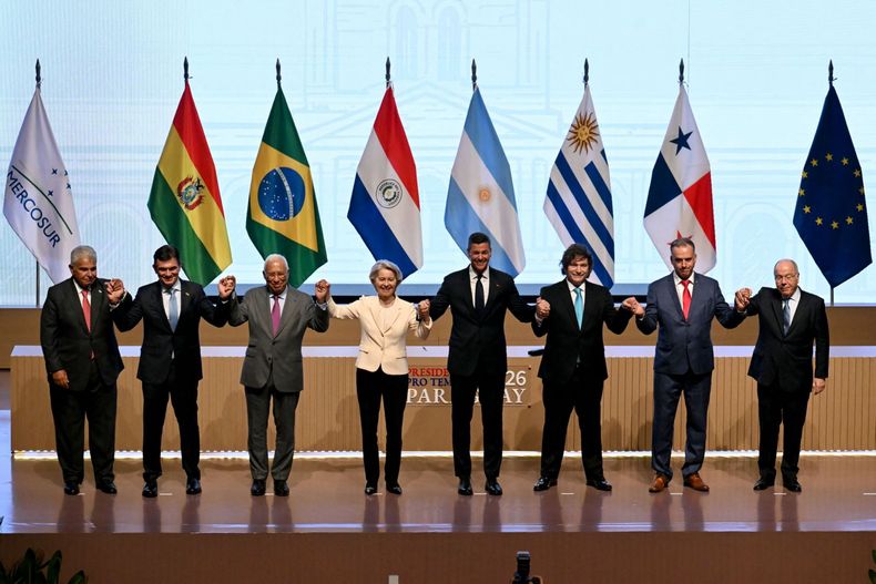 Mandatarios celebrando el acuerdo UE-Mercosur en Asunción.