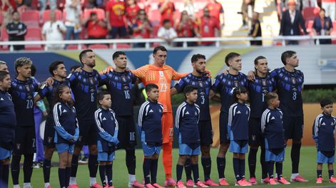 Los futbolistas de la selección de Uruguay cantan el himno previo a su partido con España por la última fecha del grupo H del Mundial.&nbsp;