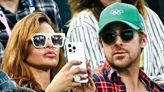 Rara vez Ryan Goslingy Eva Méndez aparecenjuntos frente a lascámaras. Esta vezlo hicieron junto asus dos hijas, con unnotorio esfuerzo demantenerlas apartadasde los focos. Rara vez Ryan Goslingy Eva Méndez aparecenjuntos frente a lascámaras. Esta vezlo hicieron junto asus dos hijas, con unnotorio esfuerzo demantenerlas apartadasde los focos.