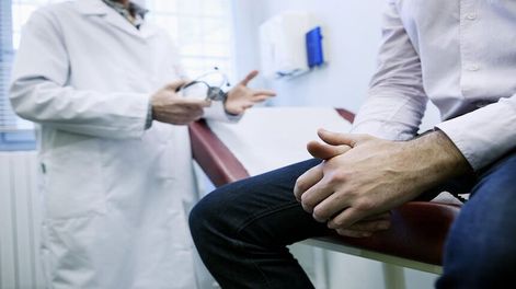 La consulta con el urólogo puede prevenir más que el cáncer de próstata, según el presidente de la Sociedad Uruguaya de Urología