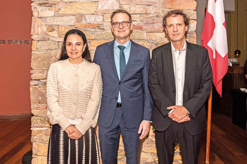 Giovanna Paparelli, embajador de suiza Daniel Derzic y encargado de comunicaciones y relaciones institucionales del Hotel Cottage Sergio Goloubintseff