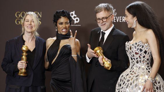 La productora Sara Murphy, la actriz Teyana Taylor, el cineasta Paul Thomas Anderson y la actriz Chase Infiniti posan con el premio a la Mejor película musical o de comedia por Una batalla tras otra.
