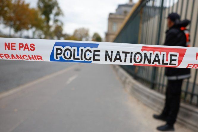 La policía acordonó la esquina sureste del Museo del Louvre, en el Quai François-Mitterrand, a orillas del río Sena, tras un robo en el Museo del Louvre de París, Francia, el 19 de octubre de 2025.&nbsp;