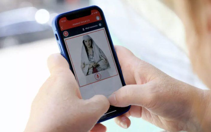 Una mujer mira su teléfono mientras usa el portal del gobierno albanés E-Albania, ahora con la ayuda del avatar Diella, un ministro del gabinete, basado en inteligencia artificial.