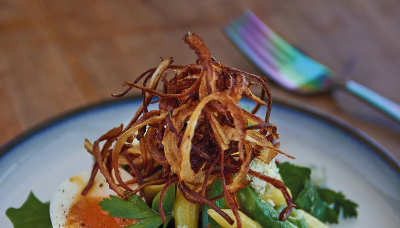 imagen de Ensalada de chauchas, remolacha, queso azul y huevo mole