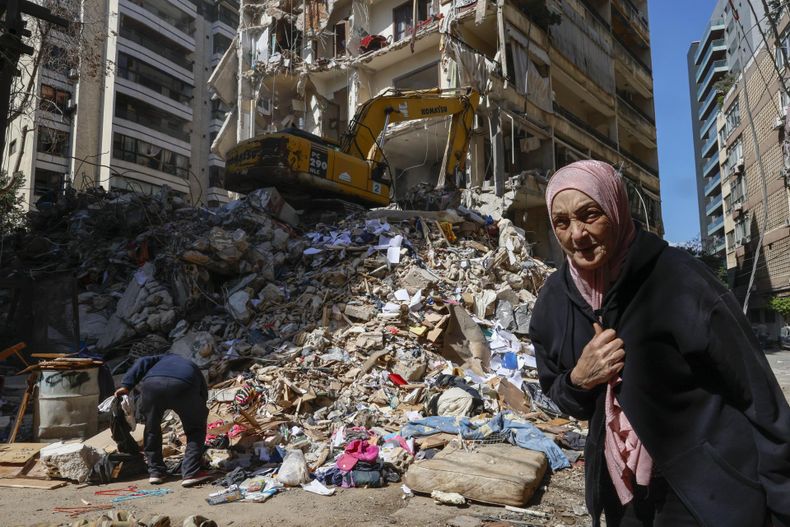 Una mujer camina junto a un edificio residencial destruido al día siguiente de un ataque aéreo israelí en el barrio de Ain Mreisseh, en Beirut, Líbano, el 9 de abril de 2026.