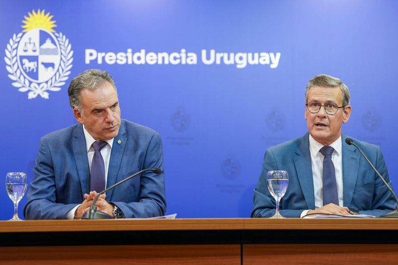 Presidente Yamandú Orsi y prosecretario Jorge Díaz durante el anuncio de la rescisión del contrato con Cardama.