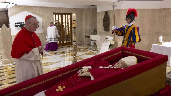 El Vaticano difundió las primeras imágenes del papa Francisco, fallecido este lunes a los 88 años, en el féretro de madera en la capilla de la que fue su residencia, la Casa Santa Marta El Vaticano difundió las primeras imágenes del papa Francisco, fallecido este lunes a los 88 años, en el féretro de madera en la capilla de la que fue su residencia, la Casa Santa Marta