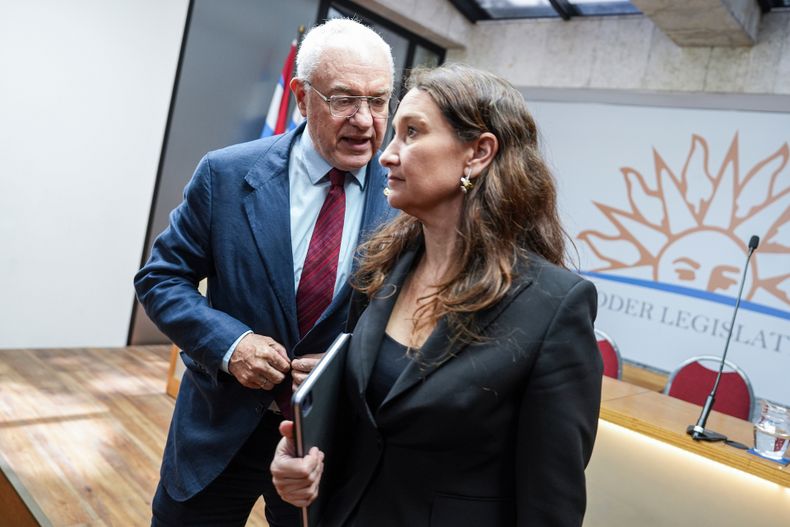 Valeria Csukasi y Mario Lubetkin tras la Comisión Especial para el Tratamiento y la Aprobación del Acuerdo de Asociación Mercosur Unión Europea en el Anexo del Palacio Legislativo, 23 de febrero de 2026.