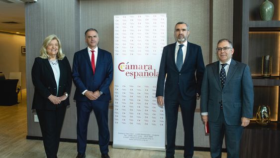 Cónsul general de España María Victoria Scola, Yamandú Orsi, presidente de la Cámara Española de Comercio Alberto Charro y ministro consejero de la Embajada de España Carlos Domínguez Cónsul general de España María Victoria Scola, Yamandú Orsi, presidente de la Cámara Española de Comercio Alberto Charro y ministro consejero de la Embajada de España Carlos Domínguez