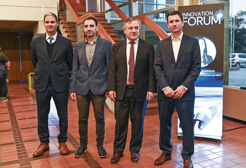 Presidente de ANII Flavio Caiafa, head de Ambiente en Mercado Libre Ariel Katz, ministro de Industria Omar Paganini y VP para Latinoamérica de Newlab Fernando de la Fuente