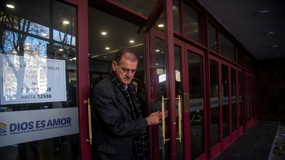 El líder de Cabildo Abierto, Guido Manini Ríos, tras votar este domingo en la Iglesia Pentecostal de Montevideo El líder de Cabildo Abierto, Guido Manini Ríos, tras votar este domingo en la Iglesia Pentecostal de Montevideo