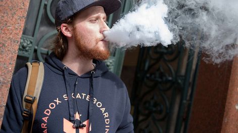 Joven con cigarrillo electrónico. Foto: Ricardo Antúnez / adhocFOTOS