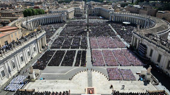 Una fotografía tomada desde la Basílica de San Pedro muestra una vista general del ataúd del difunto papa Francisco durante la ceremonia fúnebre en la Plaza de San Pedro, en el Vaticano, el 26 de abril Una fotografía tomada desde la Basílica de San Pedro muestra una vista general del ataúd del difunto papa Francisco durante la ceremonia fúnebre en la Plaza de San Pedro, en el Vaticano, el 26 de abril