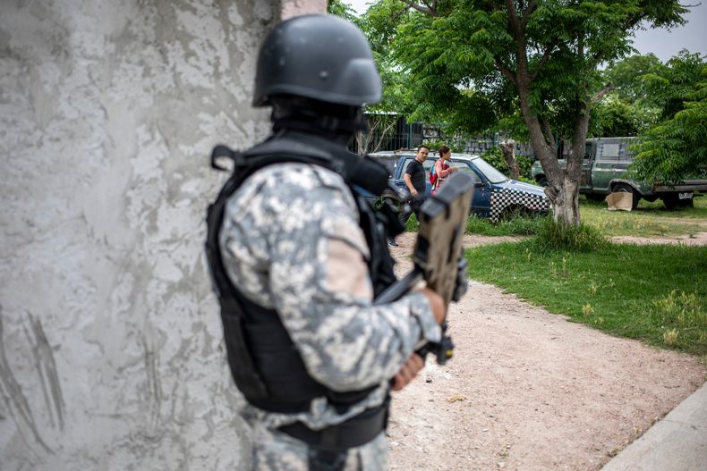 Un oficial de la Policía Nacional custodia una esquina durante un operativo contra bandas de narcotráfico en el barrio Villa Española.&nbsp;