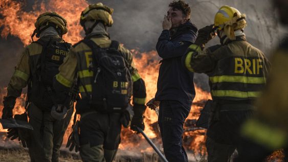 Los bomberos españoles durante las labores de extinción del incendio que afecta este miércoles al municipio de Monterrei (Ourense)