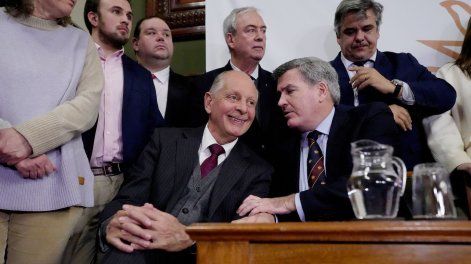El diputado Gustavo Salle y el senador Pedro Bordaberry junto a otros legisladores, durante la conferencia de prensa en la que se anunció la denuncia parlamentaria por la compra de la estancia María Dolores por parte del Instituto Nacional de Colonización.