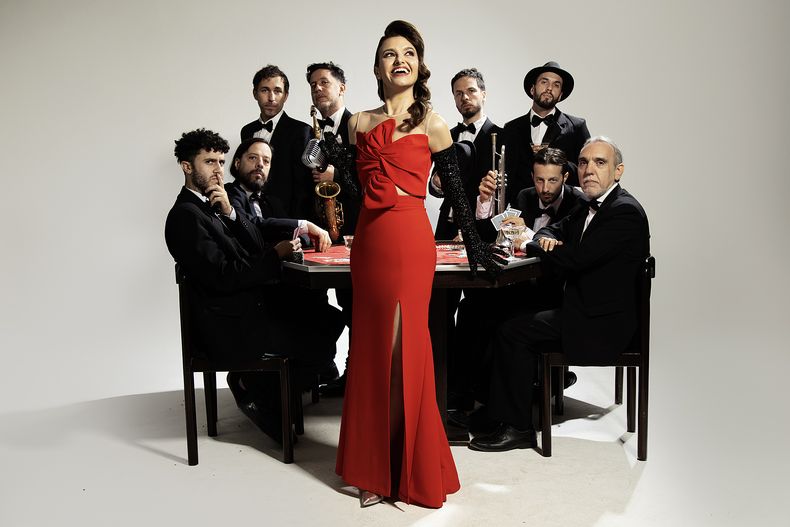 Elizabeth Karayekov se presenta junto a una orquesta de 14 músicos