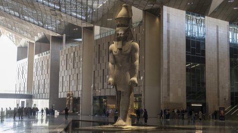 Estatua del rey Ramsés II expuesta en el Gran Museo Egipcio.