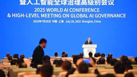 El primer ministro chino, Li Qiang, habla en la ceremonia de apertura de la Conferencia Mundial de Inteligencia Artificial, en Shanghái, el 26 de julio de 2025