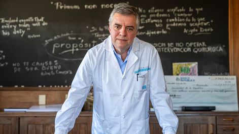 El director del Clínicas, Álvaro Villar, en su despacho.  Foto: Mauricio Zina / adhocFOTOS