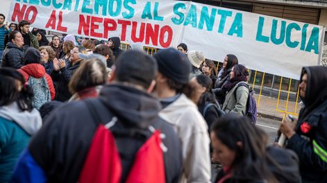 Manifestación del sindicato de OSE en contra del Proyecto Neptuno, en el edificio central de OSE, en Montevideo