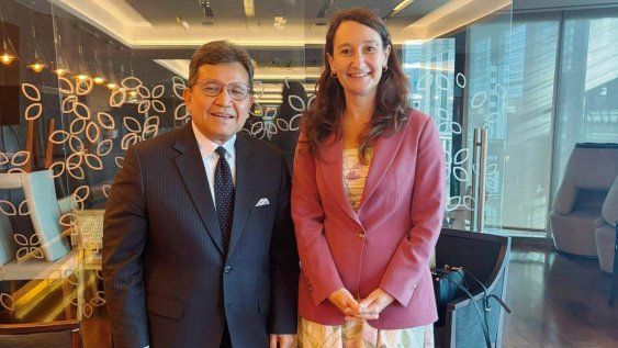 Embajador de Indonesia en Uruguay, Argentina y Paraguay, Sulaiman Syarif, y subsecretaria del Ministerio de Relaciones Exteriores, Valeria Csukasi. Embajador de Indonesia en Uruguay, Argentina y Paraguay, Sulaiman Syarif, y subsecretaria del Ministerio de Relaciones Exteriores, Valeria Csukasi.