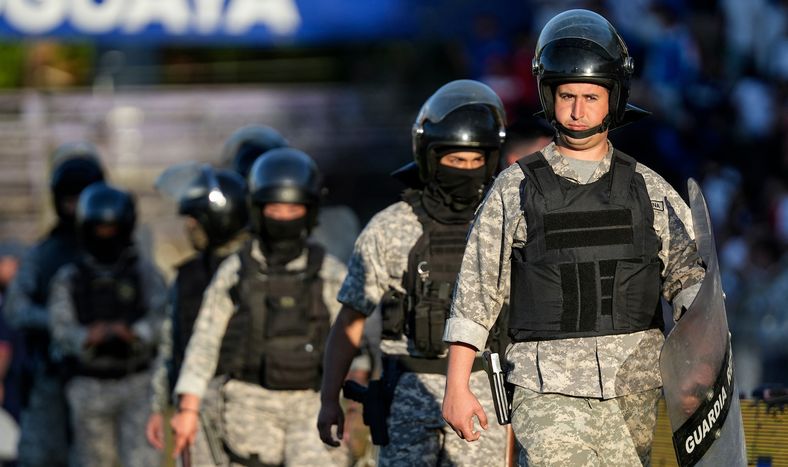 Oficiales de la Guardia Republicana de la Policía Nacional en el Estadio Franzini, previo a un partido entre Defensor Sporting y Nacional por la Liga AUF Uruguaya 2025.&nbsp;