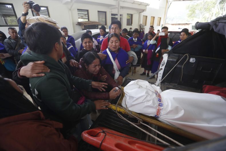 Los enfrentamientos por territorios entre indígenas de los pueblos colombianos Misak y Nasa en el departamento del Cauca (suroeste) han dejado al menos seis muertos y más un centenar de heridos.