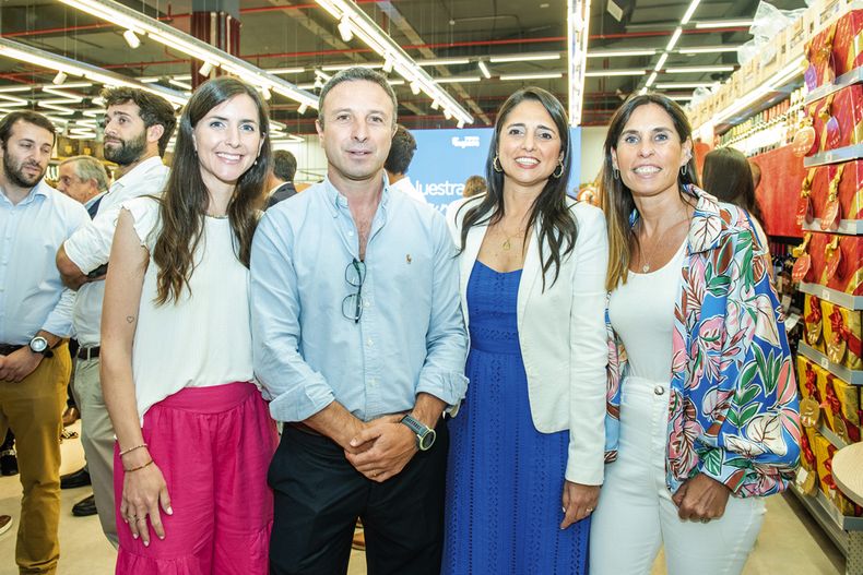 De Tienda Inglesa: asistente de directorio Valentina Amespil, gerente de Compras Andrés Machado, directora de Asuntos Legales Verónica Burgueño y jefa de Marcas Propias y Sourcing Internacional Karen Kolender