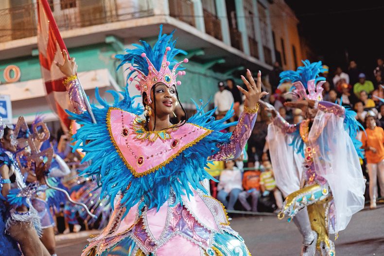 En Mindelo, el carnaval transforma la ciudad en un espect&aacute;culo de ritmo, baile y tradici&oacute;n, con tambores, mascaras y celebraciones populares.