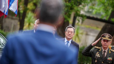 Yamandú Orsi, de espaldas, recibe a Ding Xuexiang, viceprimer ministro de China, durante su visita a Uruguay en noviembre de 2025.&nbsp;