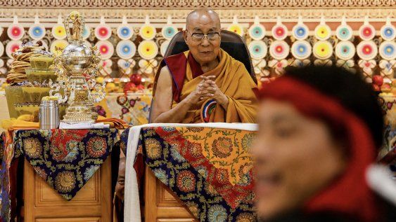 El líder espiritual tibetano, el Dalai Lama, observa cómo las ofrendas de los seguidores budistas se colocan sobre una mesa durante la ceremonia de la Oración de Larga Vida en el Templo Principal Tibetano en McLeod Ganj, cerca de Dharamsala, el 30 de junio de 2025 El líder espiritual tibetano, el Dalai Lama, observa cómo las ofrendas de los seguidores budistas se colocan sobre una mesa durante la ceremonia de la Oración de Larga Vida en el Templo Principal Tibetano en McLeod Ganj, cerca de Dharamsala, el 30 de junio de 2025