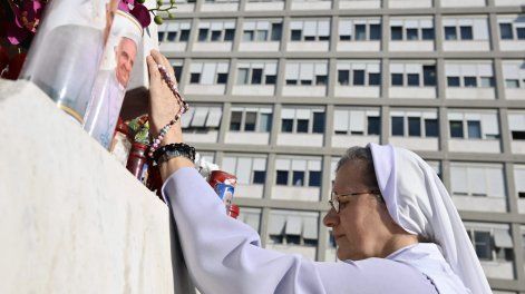 Fieles católicos oran por la recuperación del papa Francisco.