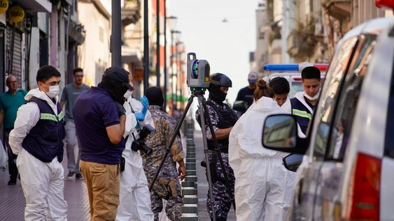 Integrantes de distintas unidades de la Policía Nacional durante el allanamiento a la casa en Ciudad Vieja.