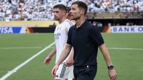 Federico Valverde y Xabi Alonso durante un partido de Real Madrid en el Mundial de Clubes.