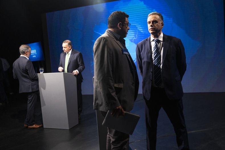 Candidatos presidenciales con sus asesores antes del inicio del debate.