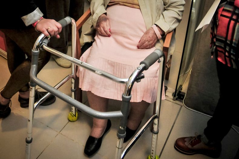 Geriatras advierten que la hospitalización “no siempre” es la mejor opción e intensivistas dicen que se “salva” a quien se puede. Foto: Javier Calvelo / Adhoc