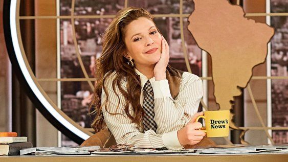 En 2020, la actriz y productora se volvió también conductora de televisión al incursionar con The Drew Barrymore Show En 2020, la actriz y productora se volvió también conductora de televisión al incursionar con The Drew Barrymore Show