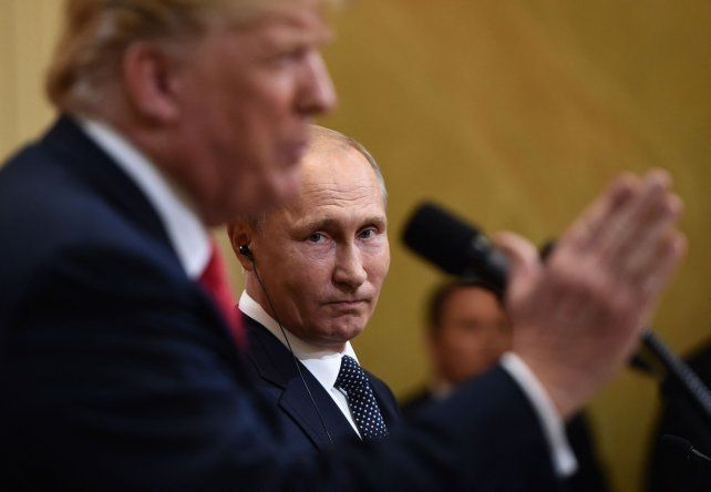 Vladimir Putin escucha a Donald Trump durante un encuentro en Helsinki, en 2018