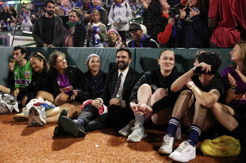 Zohran Mamdani se sienta con los asistentes para ver el torneo de fútbol The Cost of Living Classic el 19 de octubre de 2025 en la ciudad de Nueva York.