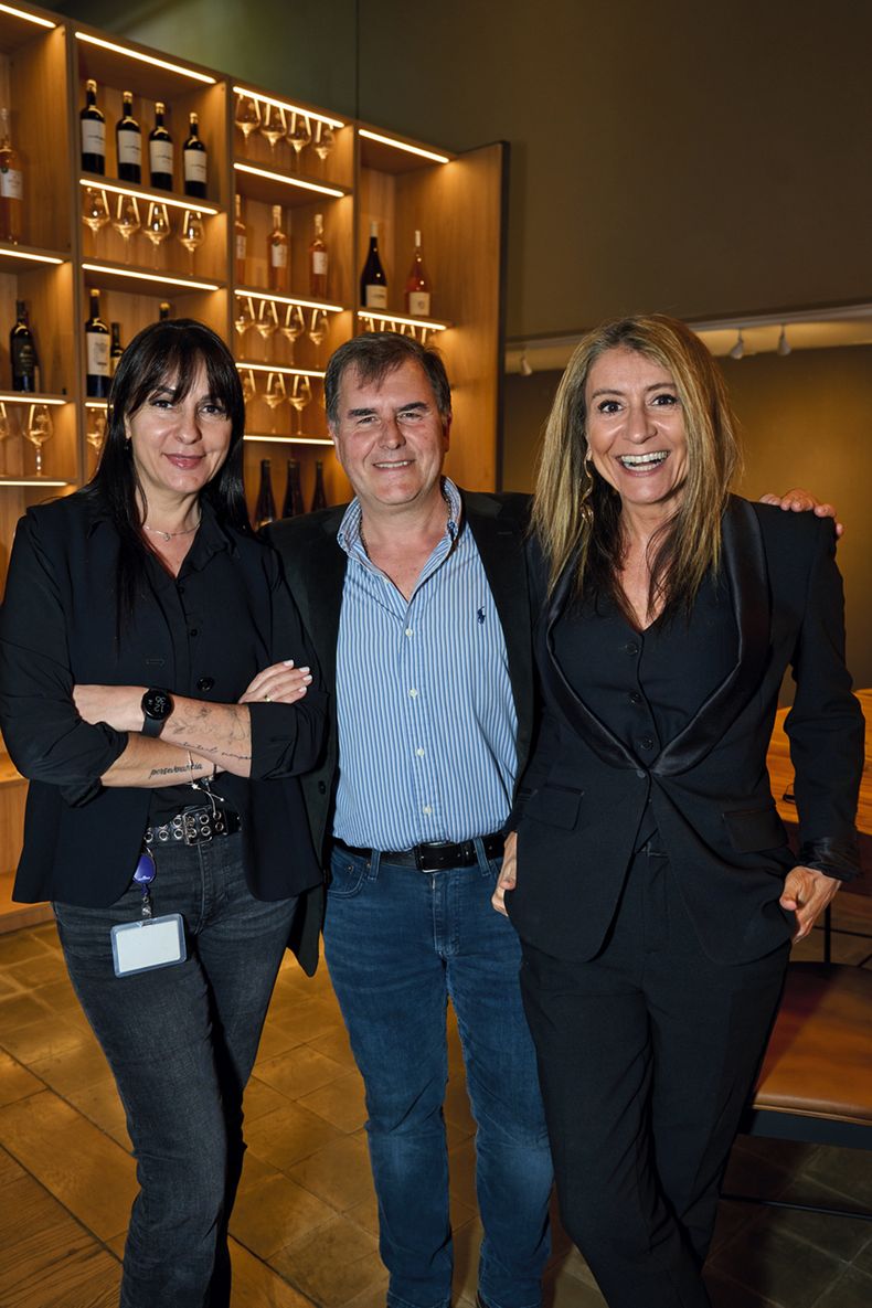 Directora ejecutiva del Hyatt Centric Montevideo Claudia Lambiris, CEO de Vinos del Mundo Diego Canavero y gerenta comercial de Grupo Magnolio Karen Jawetz