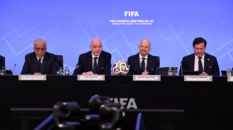 Gianni Infantino durante el Consejo de la FIFA en Suiza. En el extremo derecho se encuentra Alejandro Domínguez, presidente de la Conmebol. 