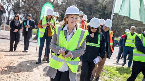 Búsqueda | La intendenta Carolina Cosse durante la recorrida por el colector del arroyo Mataperros, en Montevideo. Foto: Mauricio Zina, adhocFOTOS