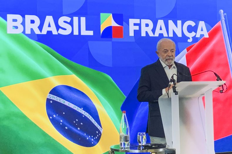 El presidente brasileño, Luiz Inácio Lula da Silva, durante la conferencia de prensa con la que cerró su estancia en París durante la visita de Estado a Francia