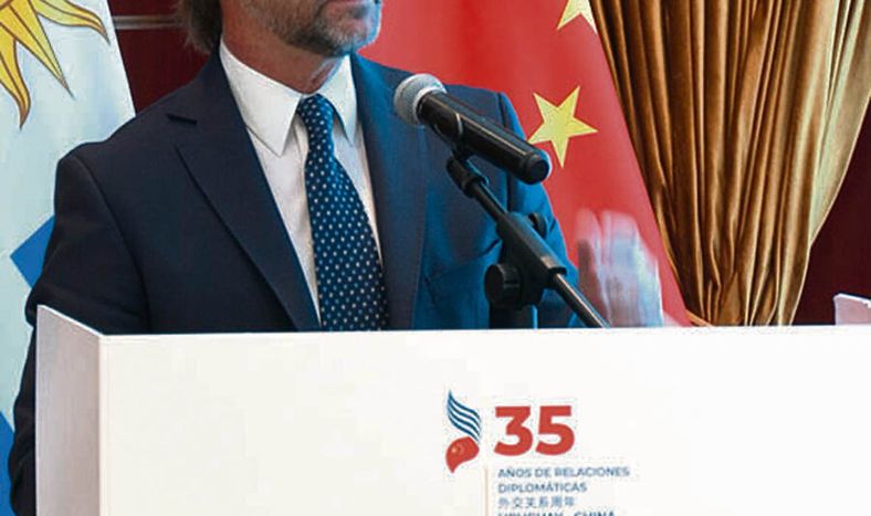 El presidente Lacalle Pou disertando ante empresarios chinos. Foto: Agro de Búsqueda