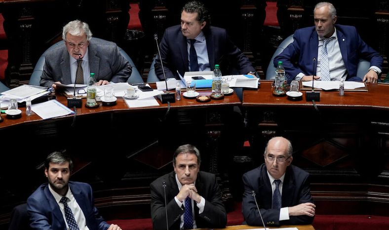 Luis Alberto Heber, Rodrigo Ferres, Pablo Iturralde, Nicolás Martinelli, Alvaro Garce y Guillermo Maciel en comisión general del Senado. Foto: Javier Calvelo